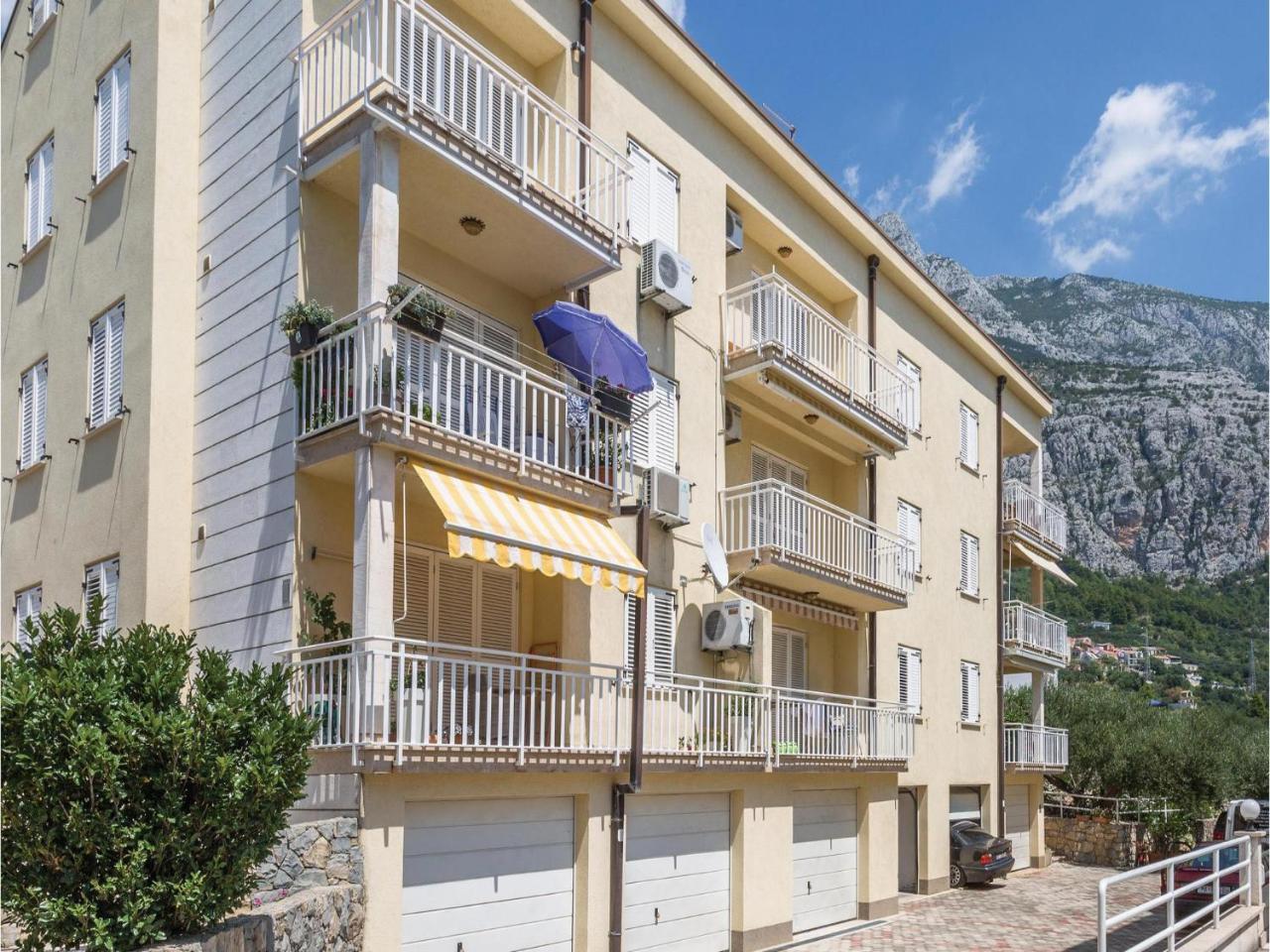 Cozy Apartment In Makarska With Kitchen Esterno foto