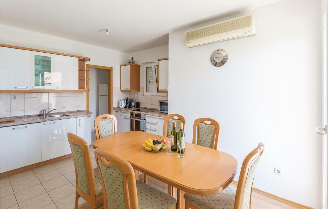 Cozy Apartment In Makarska With Kitchen Esterno foto